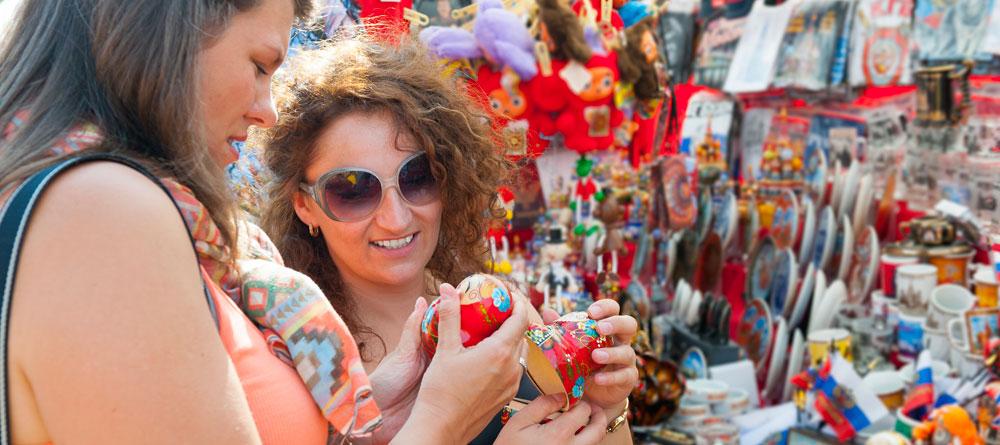 Touristen beim Shoppen auf einem Souvenirmarkt