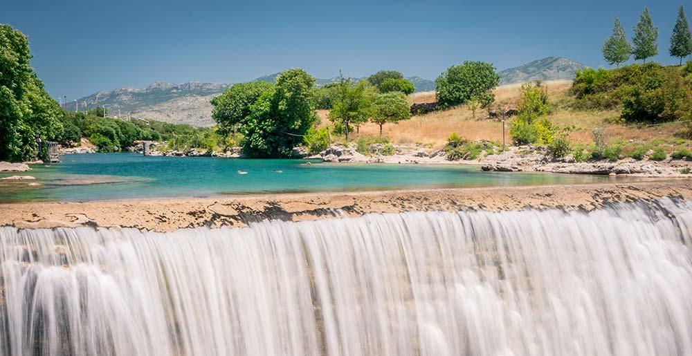 Niagarafälle am Fluss Cijevna außerhalb von Podgorica, der Hauptstadt Montenegros