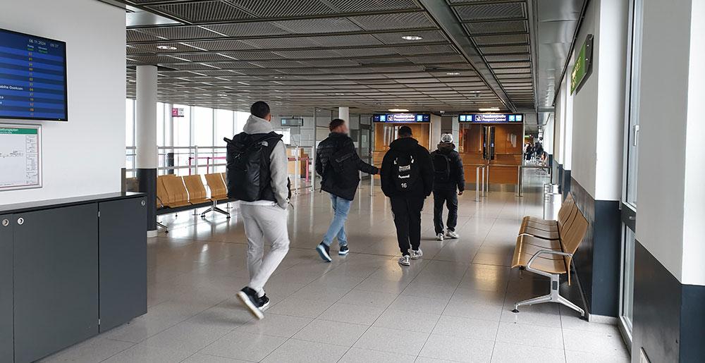 Passkontrollstelle für ausreisende Fluggäste an den Gates 11-12 des Dortmund Airport