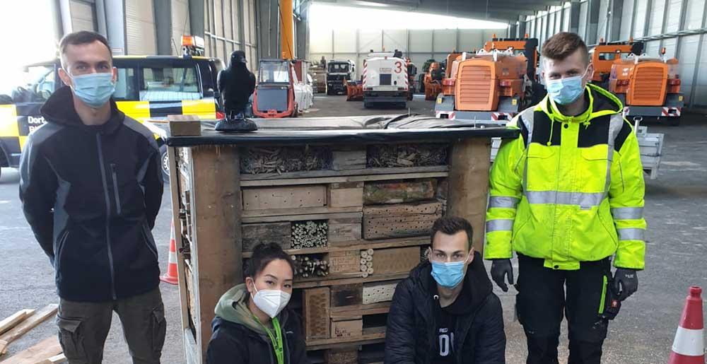 Azubis bauen Insektenhotel und tragen zum Artenschutz am Flughafen Dortmund bei