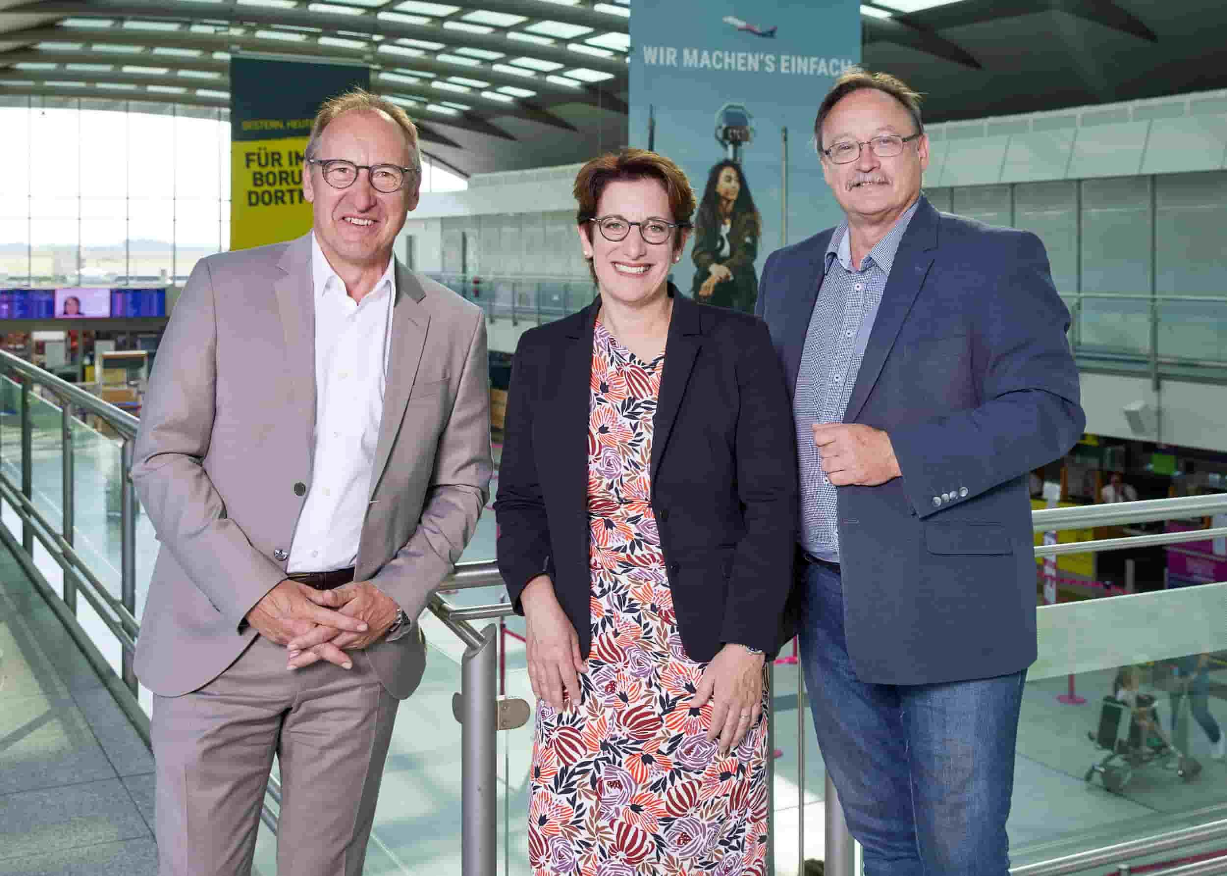 Am 16.06.2023 wählte der Aufsichtsrat des Dortmunder Flughafens Heike Heim zur neues Vorsitzenden. Es gratulieren Flughafengeschäftsführer Ludger van Bebber und Rüdiger Schmidt, Stellvertreter der Vorsitzenden und Präsidiumsmitglied