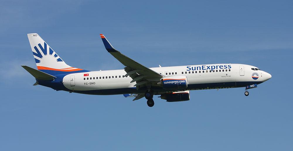 Eine Maschine der SunExpress am Himmel über Dortmund.