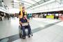 Passagier in
Rollstuhl im Terminal