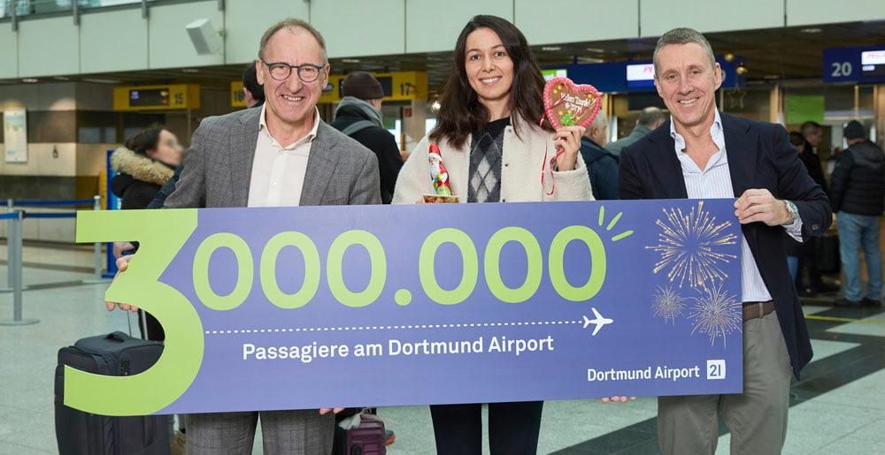 Flughafen Geschäftsführer Ludger van Bebber und Guido Miletic, Leiter Airport Services + Marketing & Sales, heißen den 3-Millionsten Fluggast in Dortmund willkommen