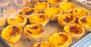 Typisch portugiesische Süßspeise "Pastéis de Nata" bestehend aus mit Pudding gefülltem Blätterteig.