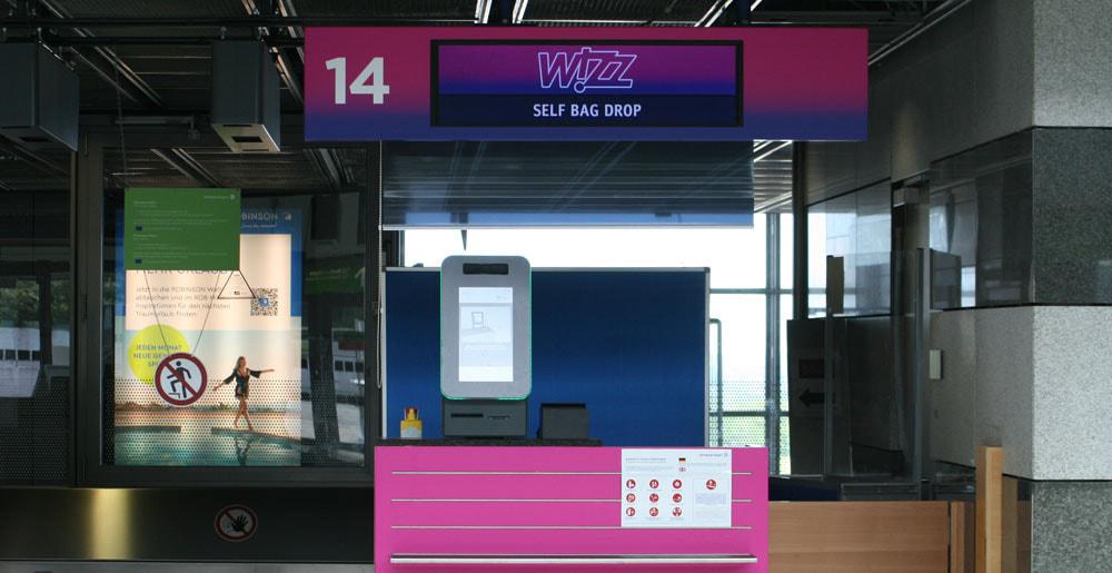 Ein Self Bag Drop Schalter der Fluggesellschaft Wizz Air am Dortmunder Flughafen