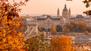 Budapest im Herbst mit Kettenbrücke, St. Stephans Basilika und Gresham Palast über der Donau