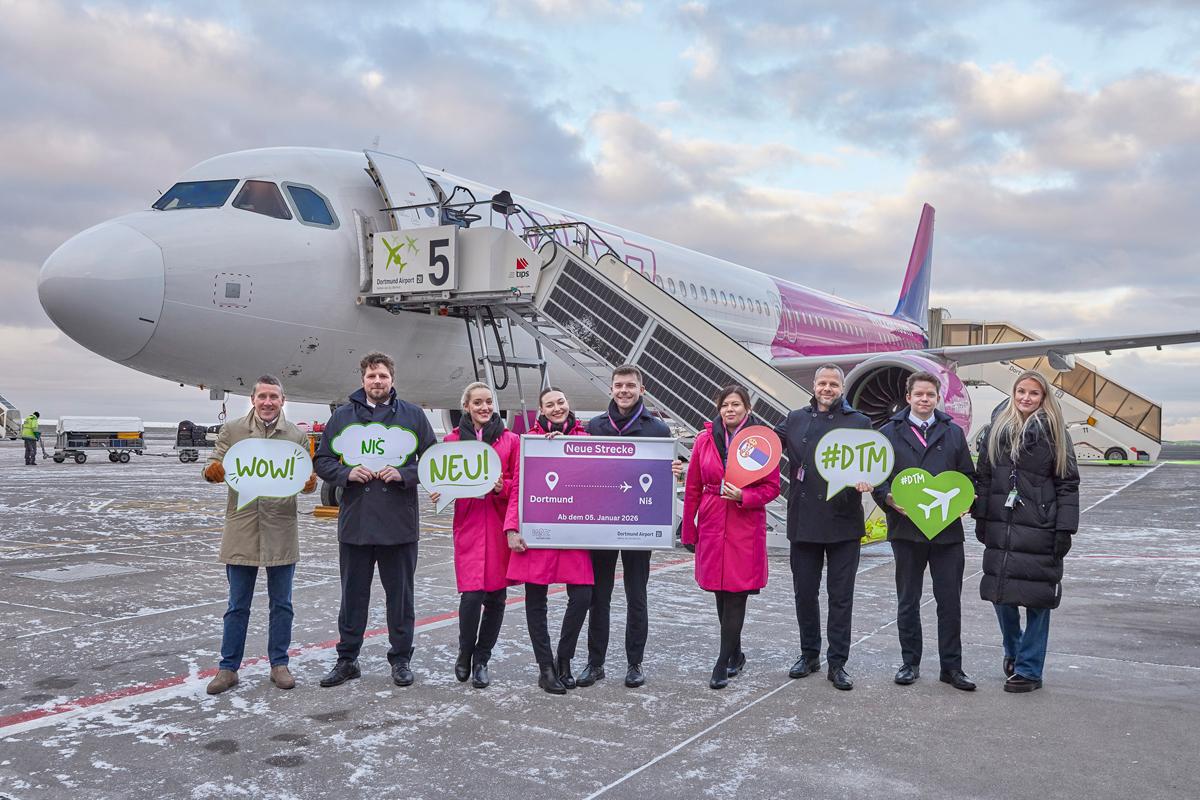 Die Crew des Erstflugs von Dortmund nach Nis wird vor dem Flugzeug von Guido Miletic, Leiter Marketing & Sales, begrüßt