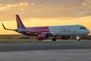 Ein Flugzeug der Wizz Air auf dem Vorfeld des Dortmund Airport bei Sonnenuntergang