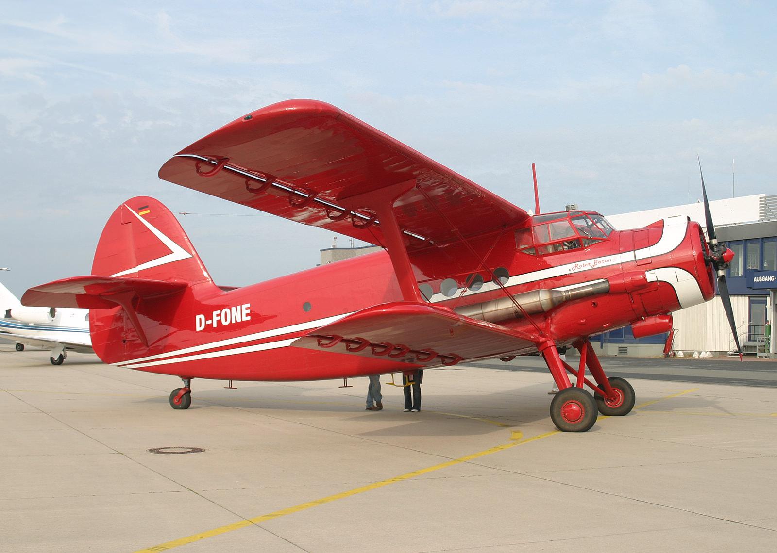 Der Rote Baron auf dem Vorfeld des Dortmund Airport.