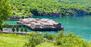 Pfahlbautenmuseum „Bay of Bones“ am Ohridsee in Nordmazedonien