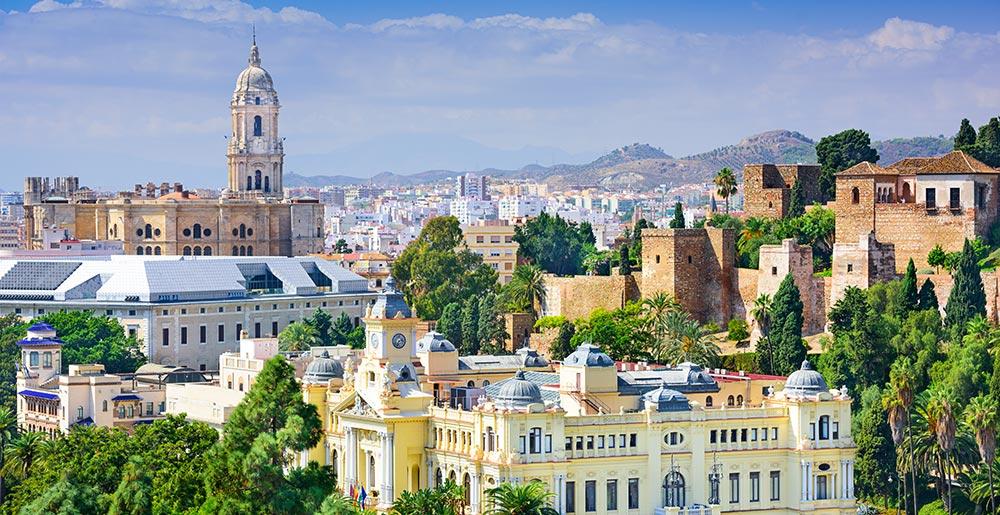 Blick auf Málaga mit Kathedrale, Festung und Rathaus in Andalusien, Spanien