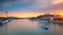 Bootsfahrt auf der Donau bei Sonnenuntergang mit Blick auf die Skyline von Bratislava