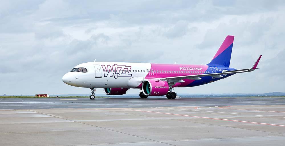 Ein Flugzeug der Wizz Air rollt zur Parkposition auf dem Vorfeld des Dortmund Airport.