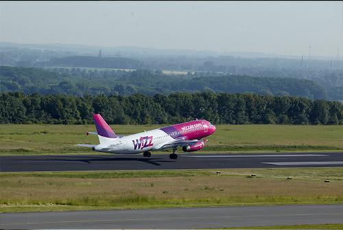 Wizz Air-Flugzeug auf der Start- und Landesbahn des Dortmund Airport