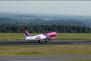 Wizz Air-Flugzeug auf der Start- und Landesbahn des Dortmund Airport