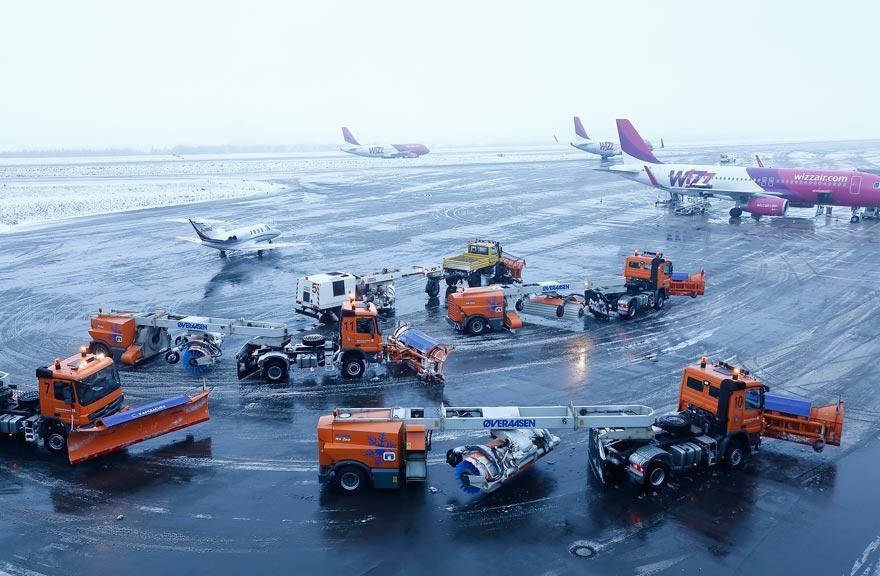 Winterdienstgeräte im Einsatz auf dem Vorfeld des Dortmund Airport