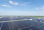 Neu installierte Photovoltaik-Großanlage auf dem Dach einer Luftfahrzeughalle