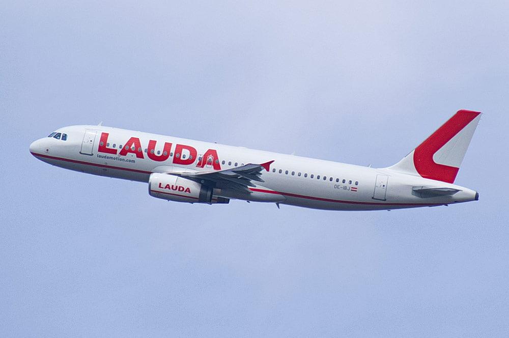 Lauda Flugzeug in der Luft