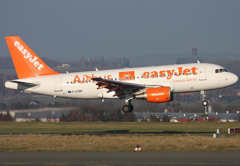 Maschine von easyJet   kurz vor Landung

 




