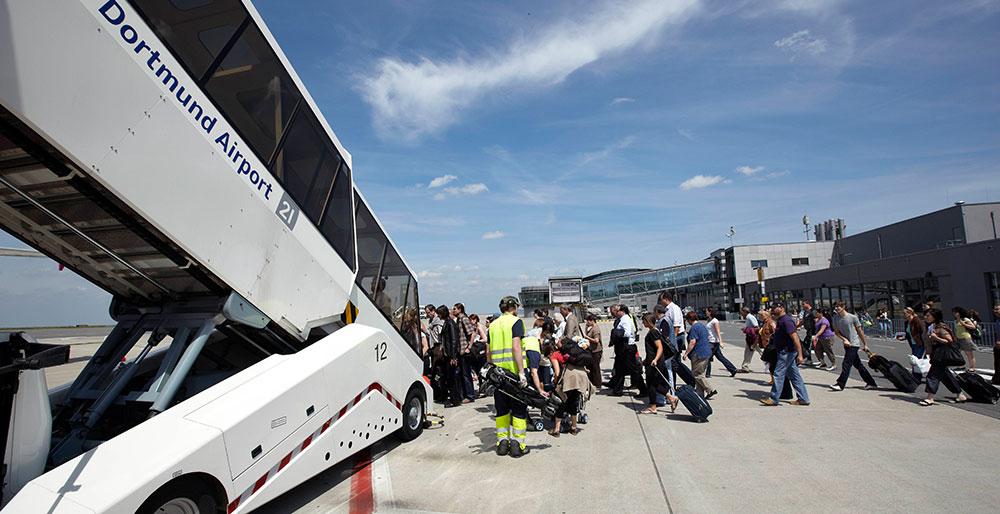 Passagiere auf dem Vorfeld