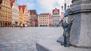Eine der berühmten Zwergen-Statuen auf dem Marktplatz in Breslau in Polen 
