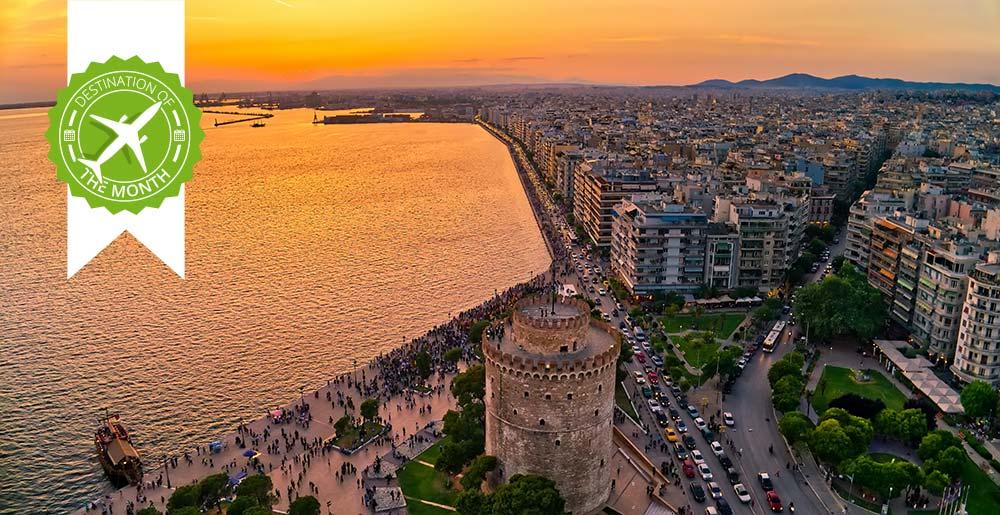 Hafen, weißer Turm und Promenade von Thessaloniki bei Sonnenuntergang