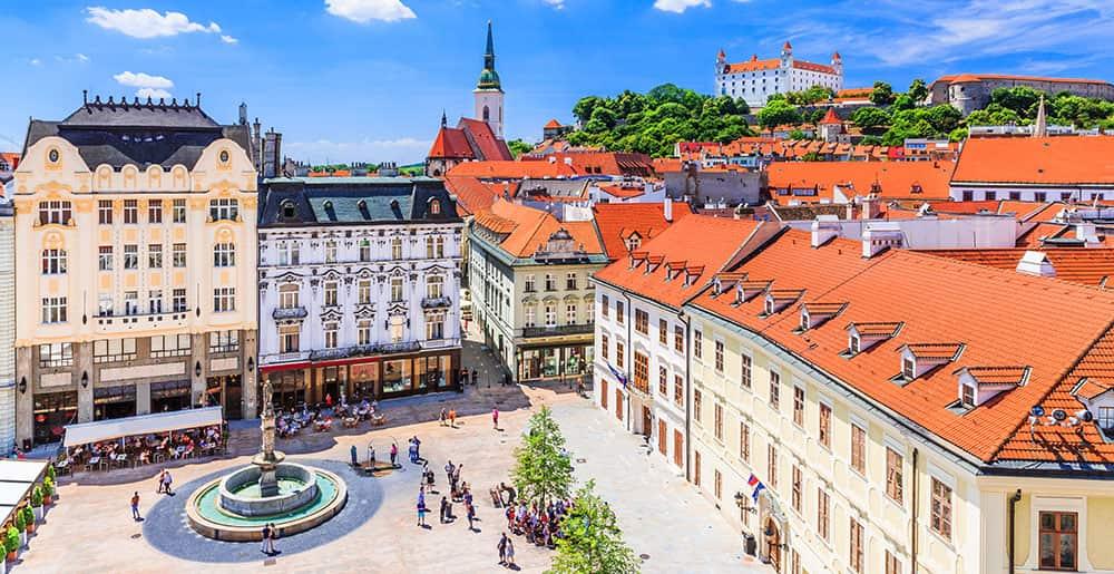 Aussicht auf die Burg von Bratislava, den Hauptplatz und die Kathedrale von St. Martin