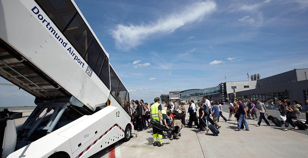 Passagiere beim Einstieg auf dem Vorfeld