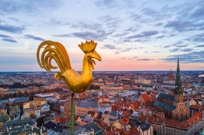 Blick auf Riga mit dem goldenen Hahn der St. Petrikirche