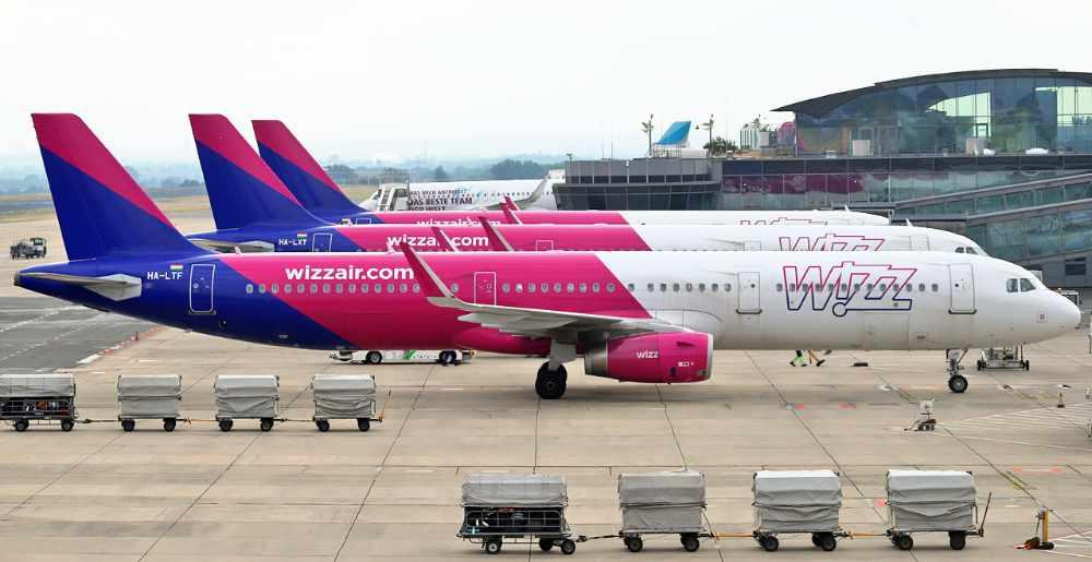 Drei Wizz Air Maschinen auf den Vorfeld des Dortmund Airport