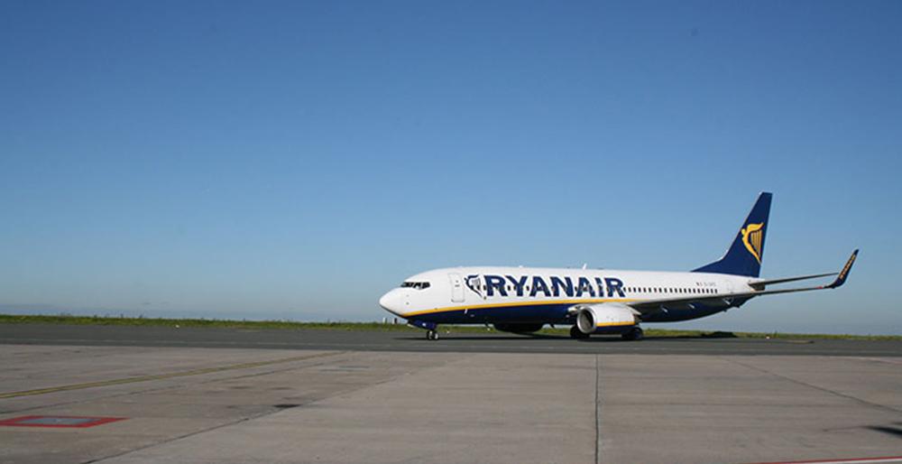Ryanair Flugzeug auf dem Vorfeld