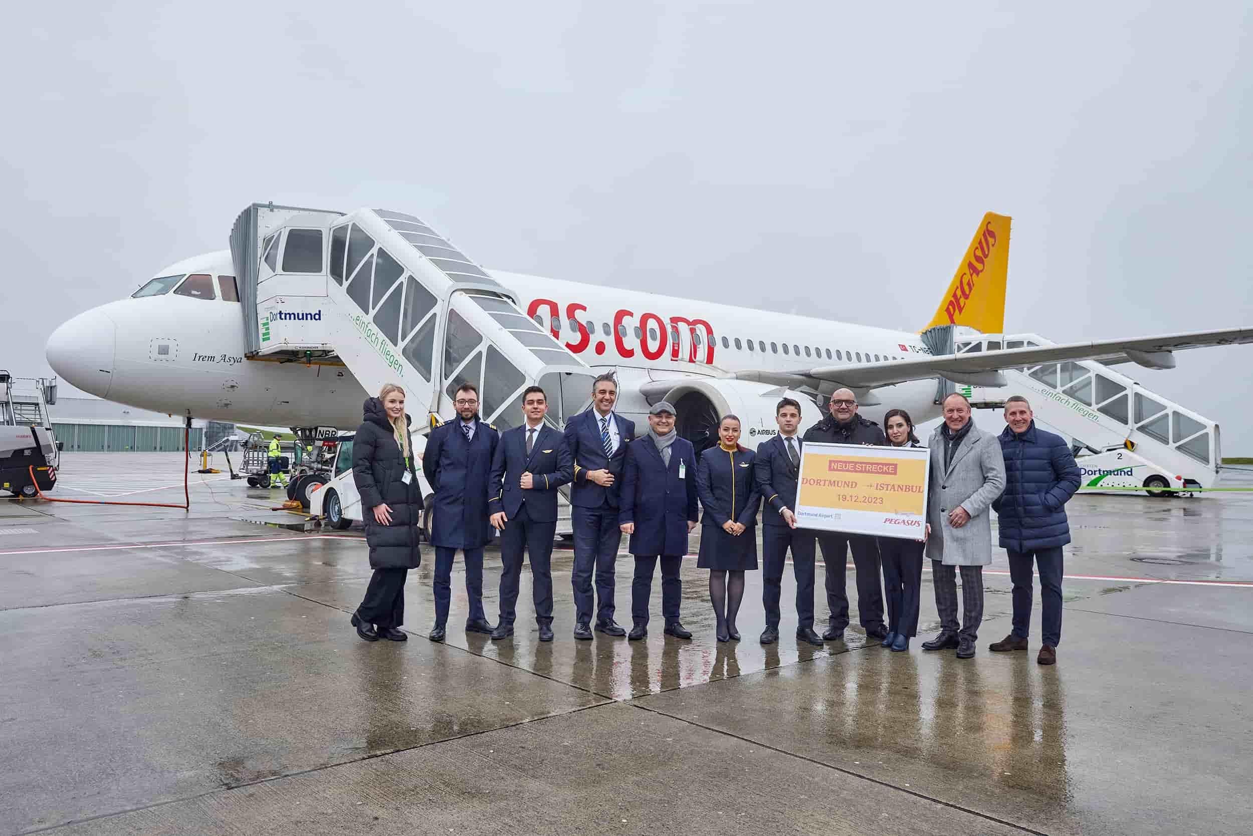 Die Pegasus-Crew des Erstflugs von Dortmund nach Istanbul wird am Dortmund Airport begrüßt