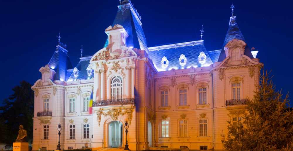 Nachtblick auf das Kunstmuseum von Craiova im prächtigen Palast von Constantin
