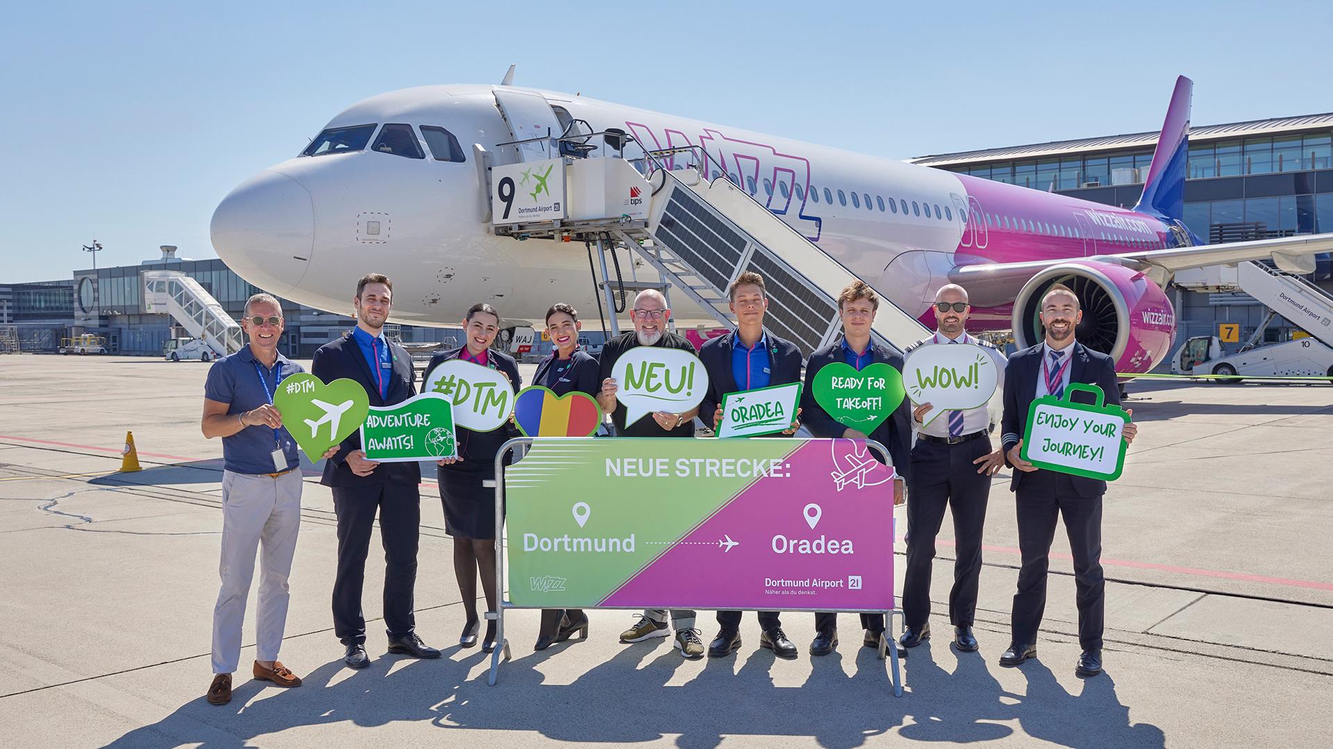 Begrüßung der Wizz Air-Crew beim Erstflug von Dortmund nach Oradea in Rumänien