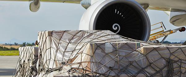 Luftfracht vor
  Verladen auf Maschine

 





