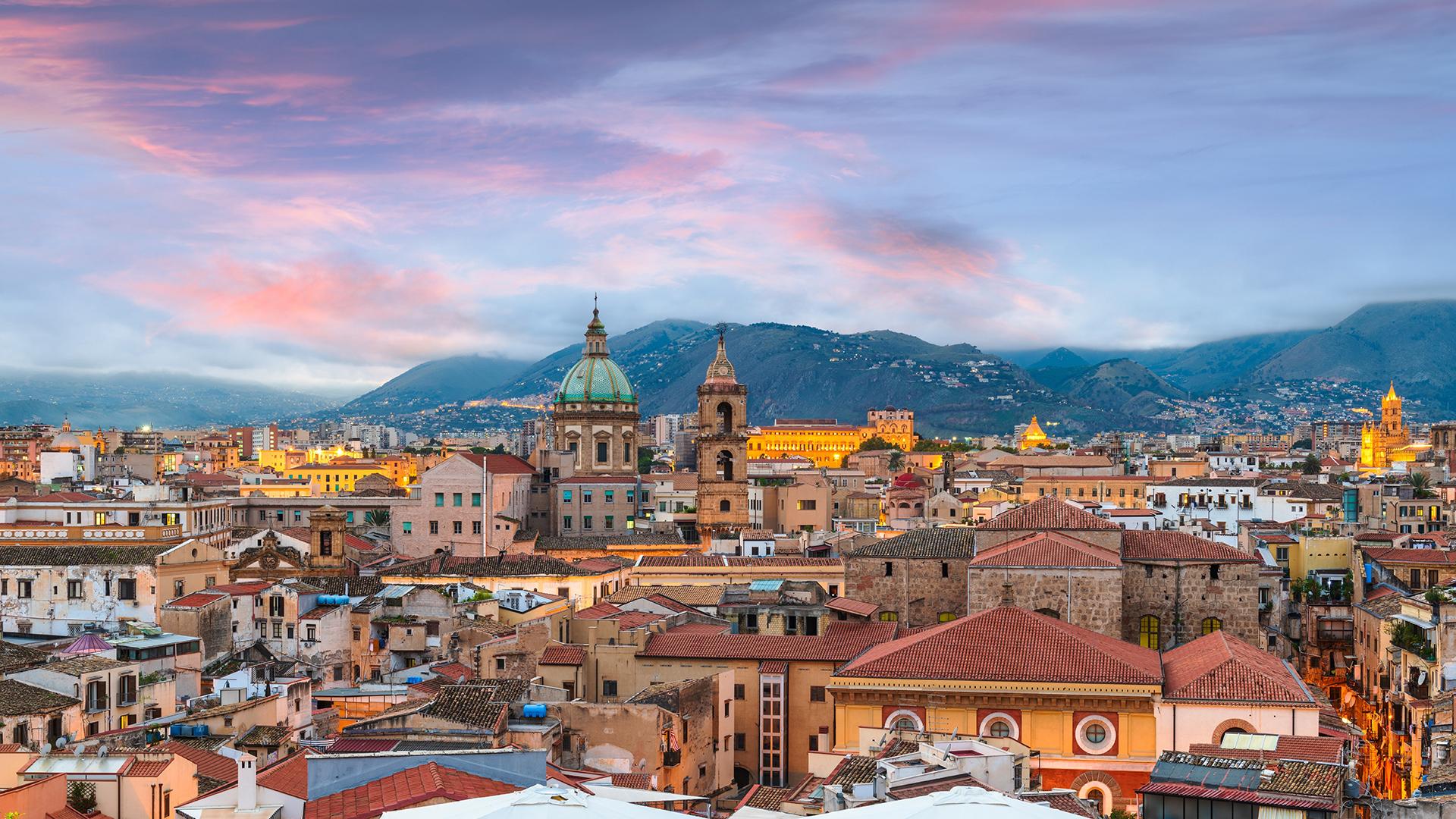 Skyline der sizilianischen Hauptstadt Palermo in der Abenddämmerung