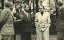 Karl Würzburger (linker Rand) mit Wieland Wagner (im weißen Anzug) und Staatsintendant Georg Hartmann (rechter Rand) im Garten von Wahnfried 1950, AUBT N20, 41