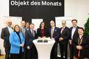 Eine Gruppe von Politikern am Goldenen Buch der UBT 
