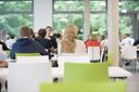 Im Frischraum treffen sich Studierende und Lehrende zum Essen. 