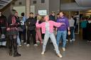 Eine Studentin mit einem Football beim American Football Summit 2.0 an der Uni Bayreuth