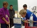 Foto von Schülern bei einem Experiment beim Orpheus Seminar an der Uni Bayreuth
