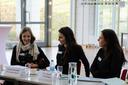 Foto von drei Frauen im Gespräch