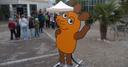 Die Maus als Aufsteller vor dem Eingang des ÖBG der Uni Bayreuth