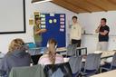 Fotos von Studierenden bei der Besprechung im Seminarraum