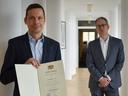 Prof. Dr. Michael Wilczek (left) received his certificate of appointment from University President Prof. Dr. Stefan Leible.