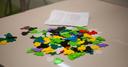Bunte Puzzleteile auf einem Tisch
