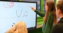Studentin an einem der neuen digitalen Whiteboards im neuen Digital Learning Space des Physikalischen Instituts der Uni Bayreuth.