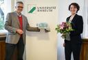 Gründungsdekan Prof. Dr. Stephan Clemens begrüßt die erste immatrikulierte Studentin der neuen Fakultät, Miriam Pikulski.