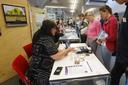 Menschen unterhalten sich an einem Ausstellungsstand beim Science on Stage Festival 